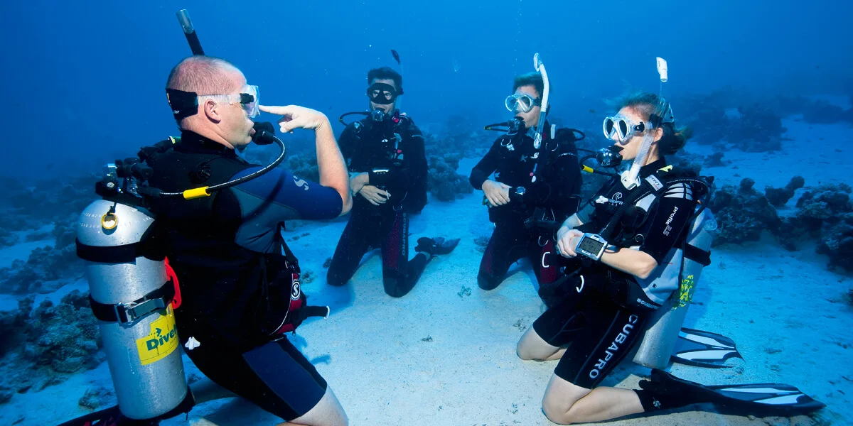 PADI Open Water teaching in the ocean